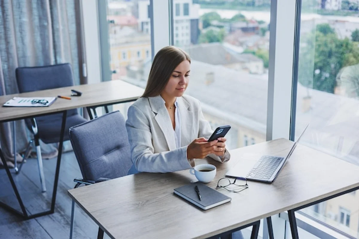 european people using expense tracking app on phone in cafe