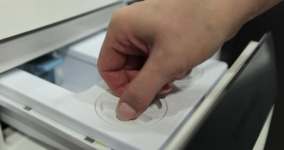 using baking soda to clean fridge odor