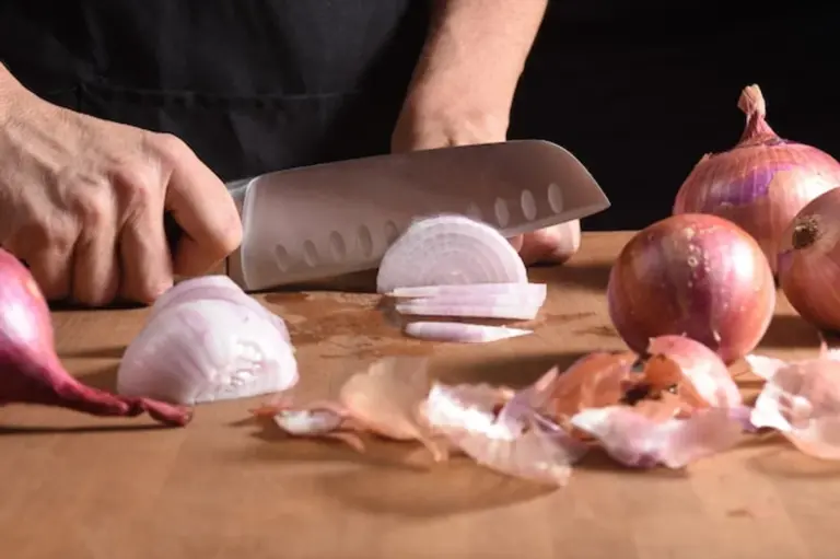 how to peel onion without crying