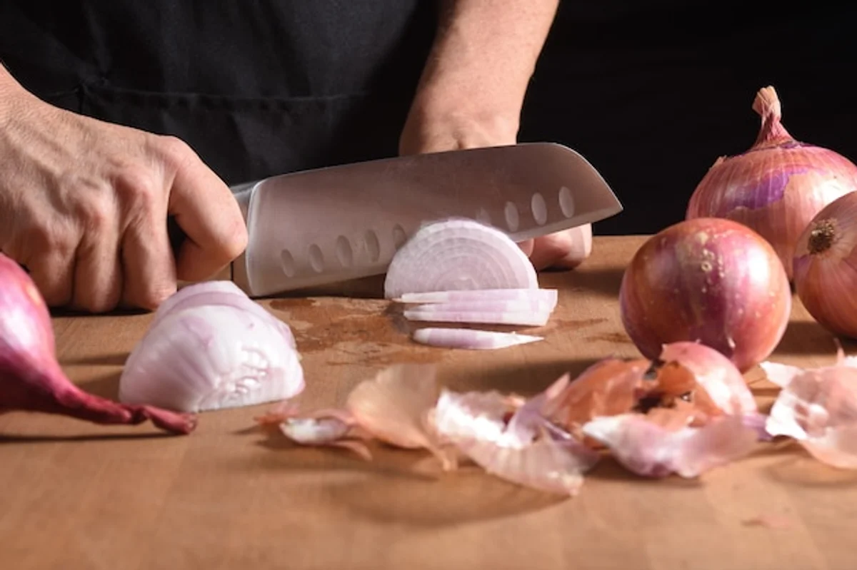 how to peel onion without crying