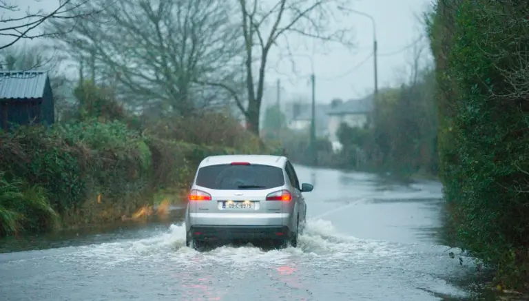 fuel saving tips autumn car Czech road rain