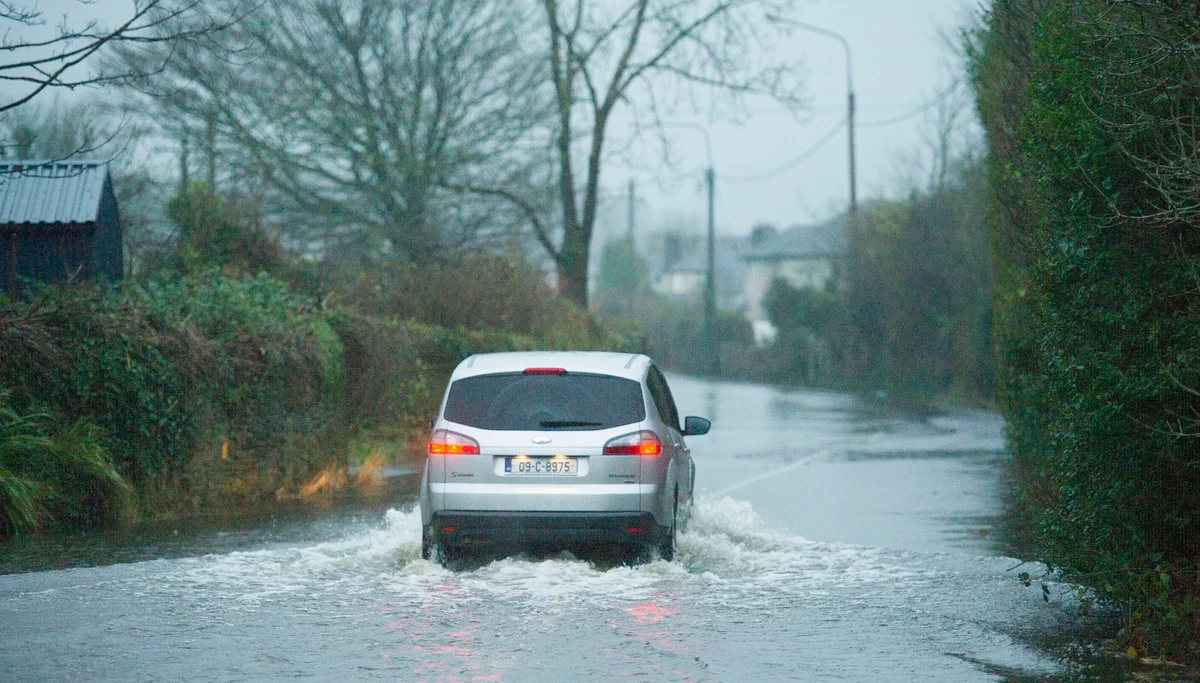 fuel saving tips autumn car Czech road rain
