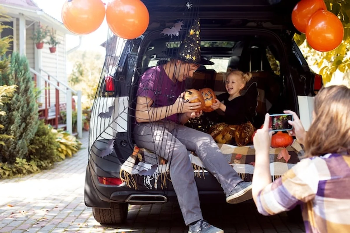 family packing car trunk for autumn trip