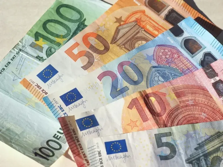 czech people wasting money shopping