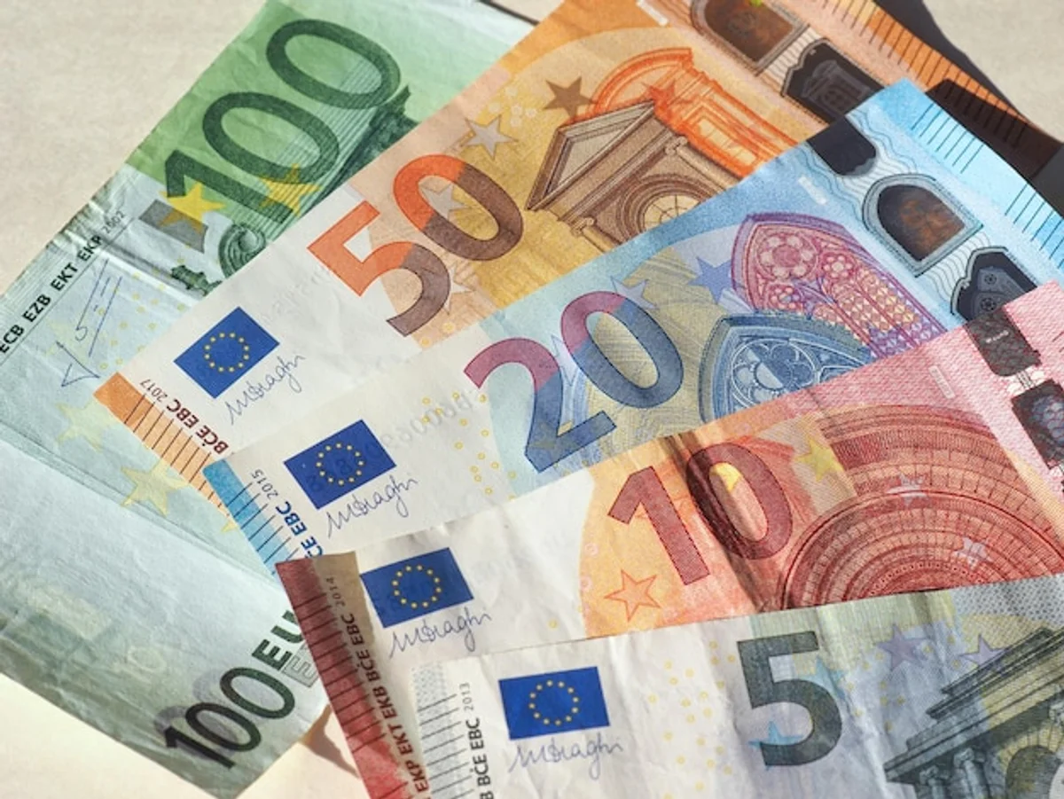czech people wasting money shopping
