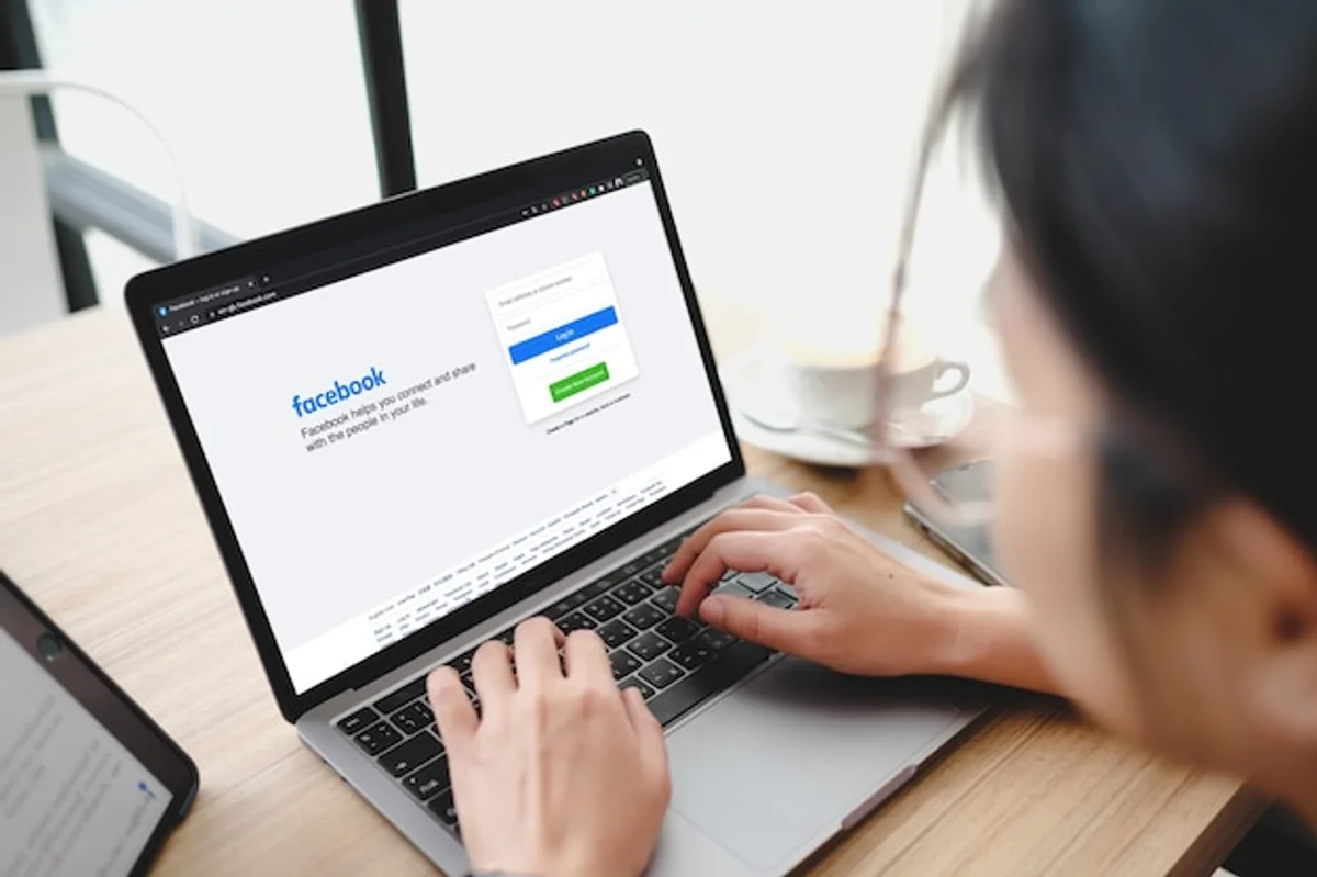 women sharing live location app cafe safety