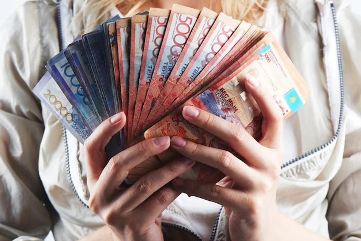 czech family saving money at home