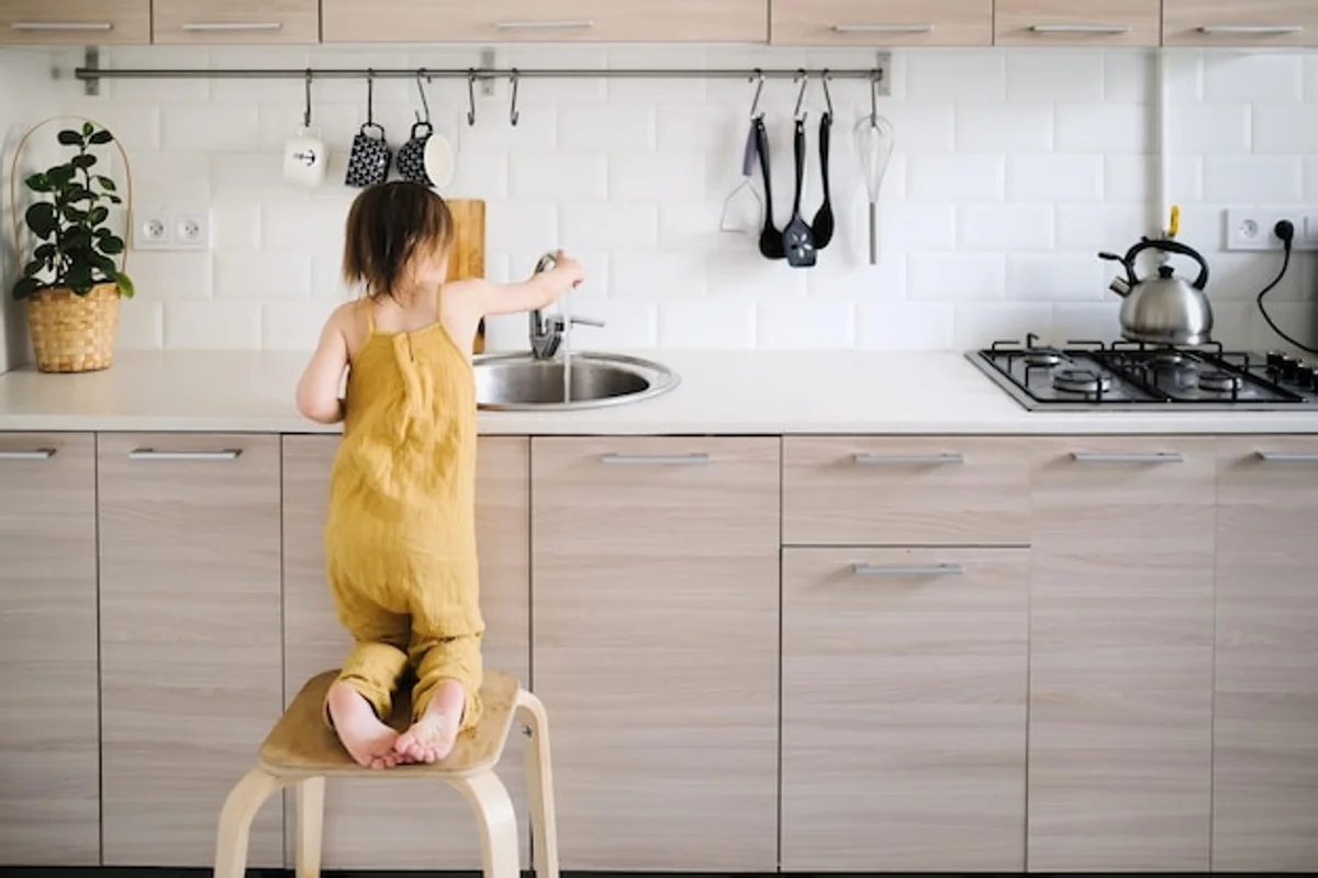 window cleaning hack, minimalist home, bright kitchen window