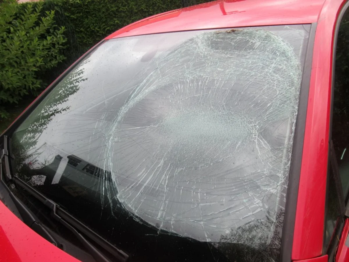 car driving rain danger windshield czech