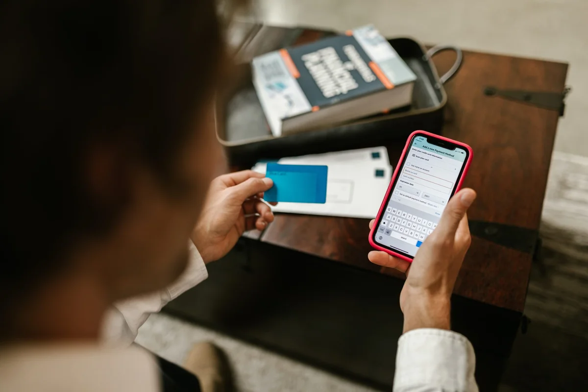 online shopping fraud autumn mobile alert czech