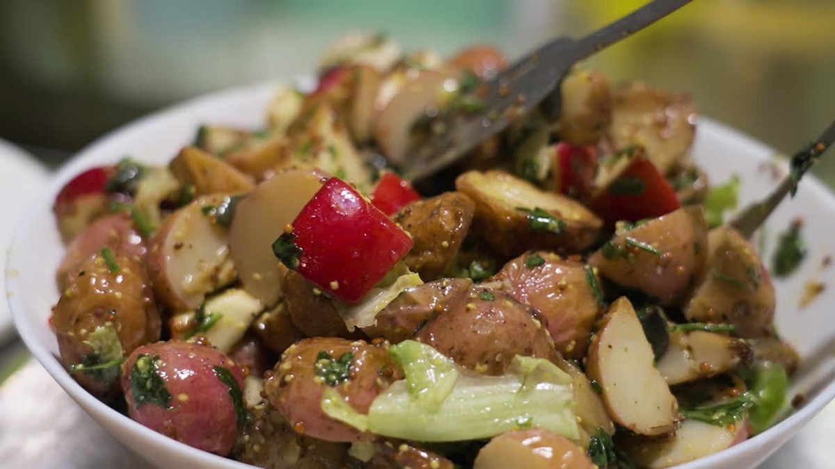 Babičky věděly: Trik na bramborový salát, který teď chválí všichni - image 2