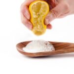 Jedlá soda na skvrny od vína: jak to dělá zkušená hospodyně