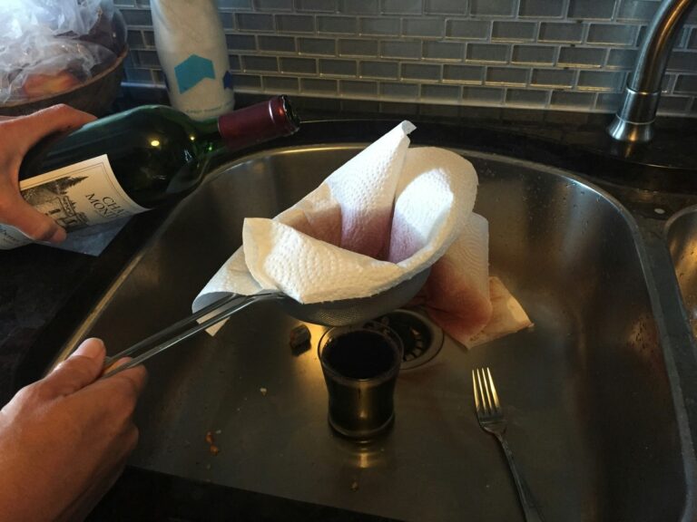 Jednoduché řešení: korek od vína místo drahého čističe