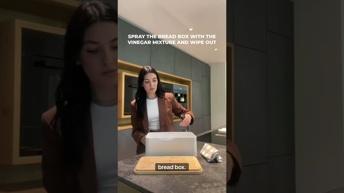 Ocet v nádobě na chlebník zastavuje plíseň na 3 měsíce