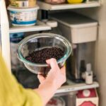 Použitá kávová sedlina proti zápachu v lednici – funguje lépe než uhlí