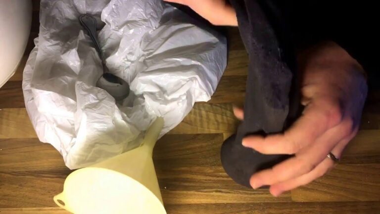 Starý ponožka jako savý zázrak na vlhkost v rozích pokoje