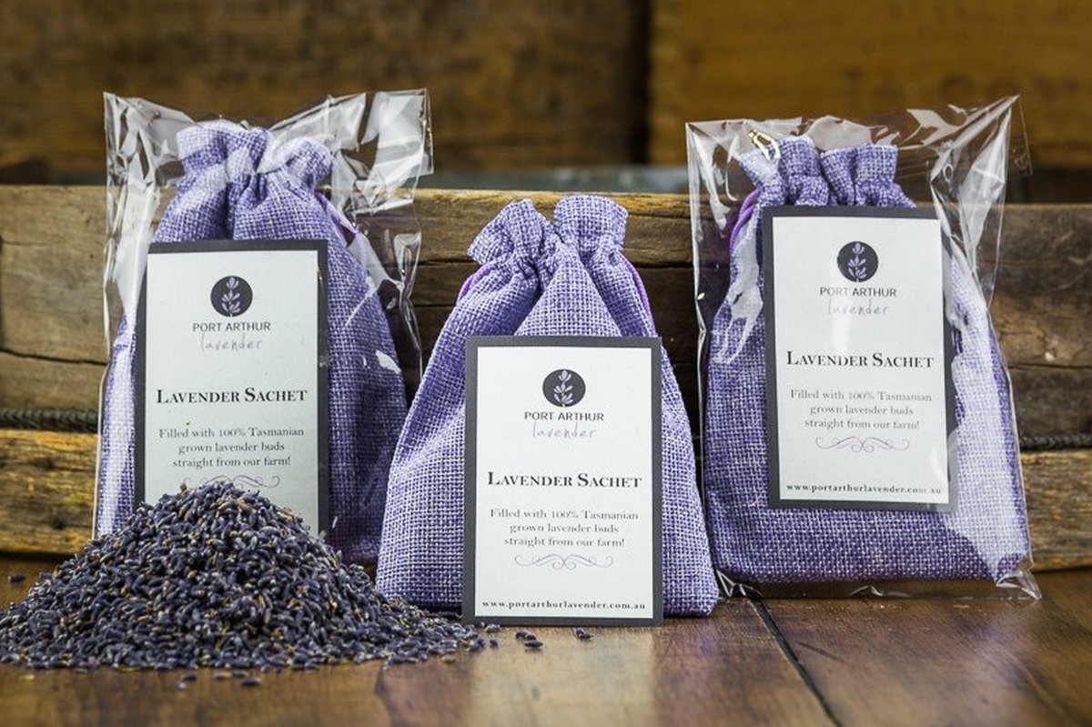 Sůl a levandule v malé tašce: levný trik proti vlhkosti v skříních