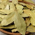 Vložte bobkový list do mouky: Забытый trik proti molům na 100 let