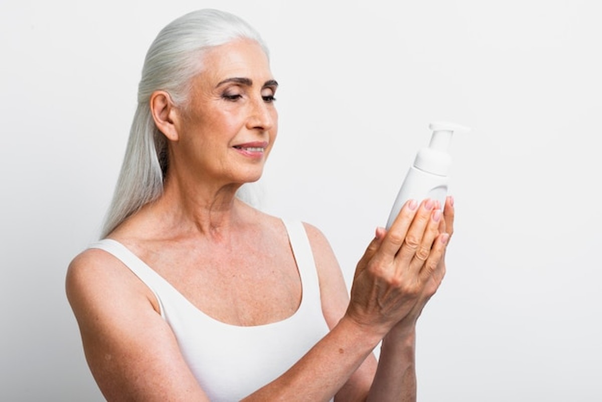 Ženy 40+ si kupují levnou kosmetiku – a pokazují si pleť