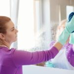 Zubní pasta na zrcadle vytváří antimlžný povrch: funguje to skutečně