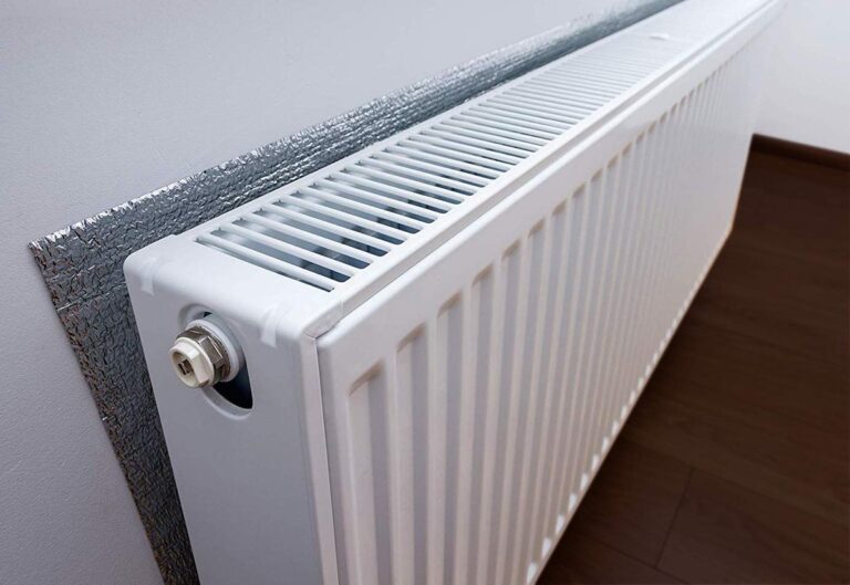 Hliníková fólie za radiátorem? Ušetří vám až 30 % z účtů za topení