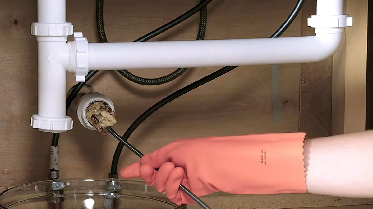 Instalatéři prosí: nikdy nelijte tohle oleje do odpadu - image 1