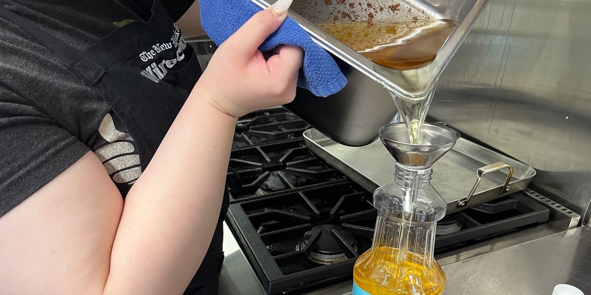 Instalatéři vás prosí: nikdy lijte tento olej do odpadu - image 1