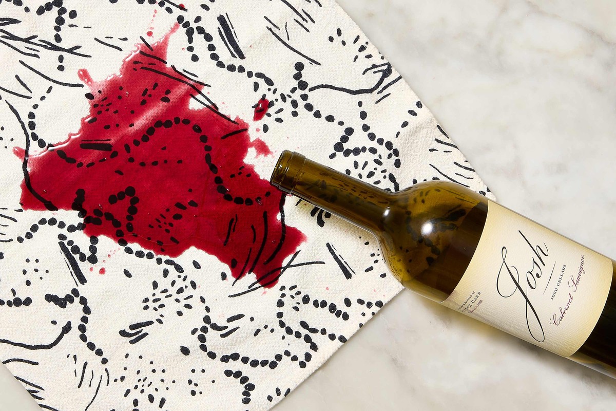 Jedlá soda na skvrny od vína: Funguje líp než speciální čistič za stovky - image 1