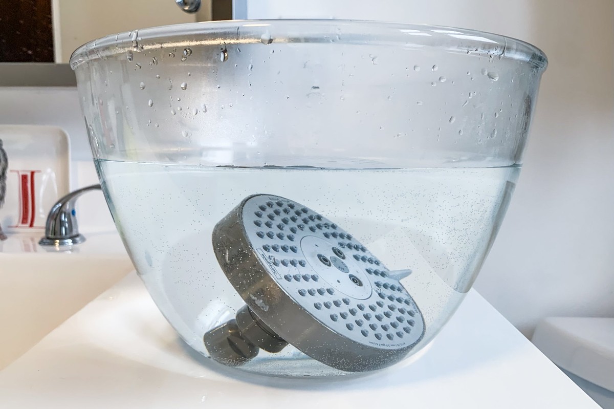 Jedlá soda na sprchové hlavici: jak se zbavit vodního kamene za 50 korun - image 1