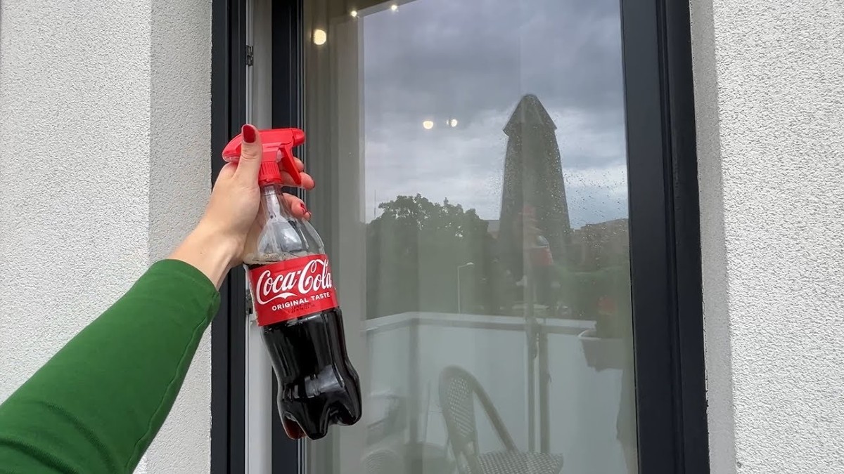 Kofola místo chemie na špinavá okna. Chemici to tají - image 1