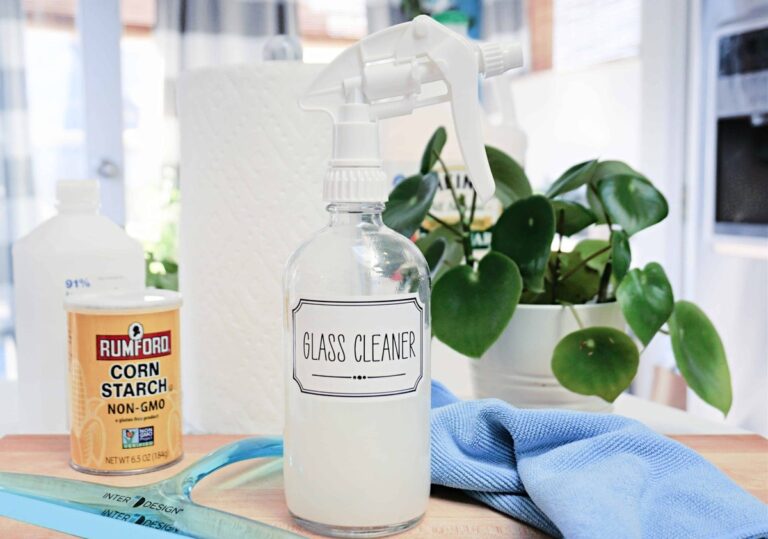 Kukuřičný škrob namísto spreje na okenní tabule – funguje dvojnásobně lépe