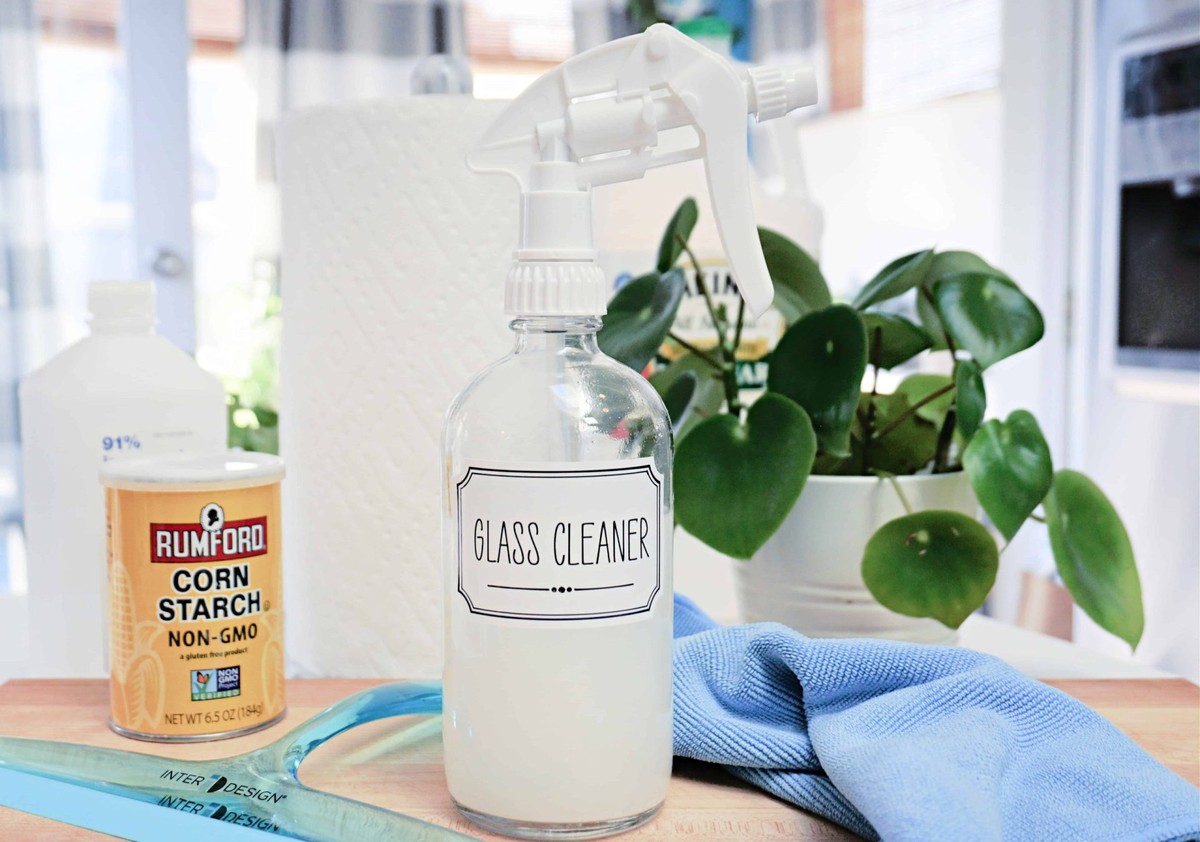 Kukuřičný škrob namísto spreje na okenní tabule – funguje dvojnásobně lépe
