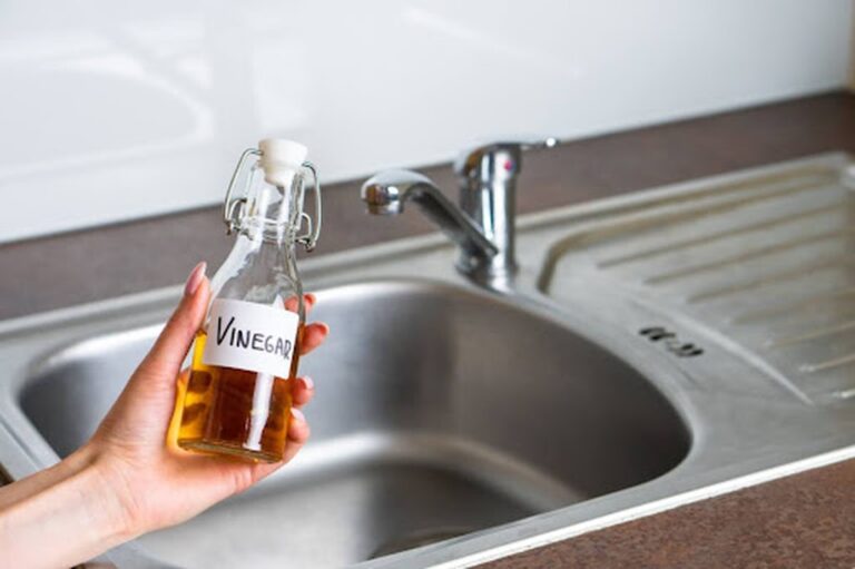 Ocet v umyvadelně: proč ho instalaté nenechají nikomu prozradit