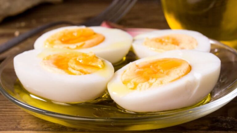 Proč kuchaři přidávají ocet do vařící vody na vejce