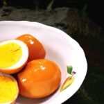 Proč šéfkuchaři vždy přidají ocet do vařící vody s vejci