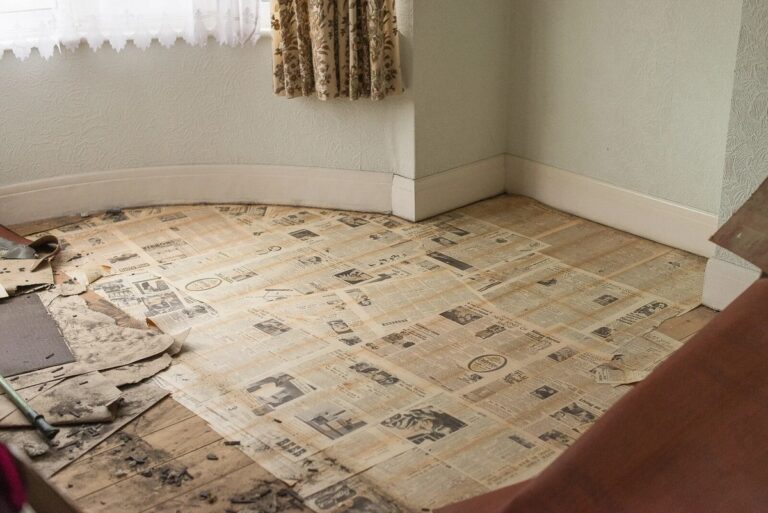 Staré noviny pod koberce: čeho se zbavíte bez chemie