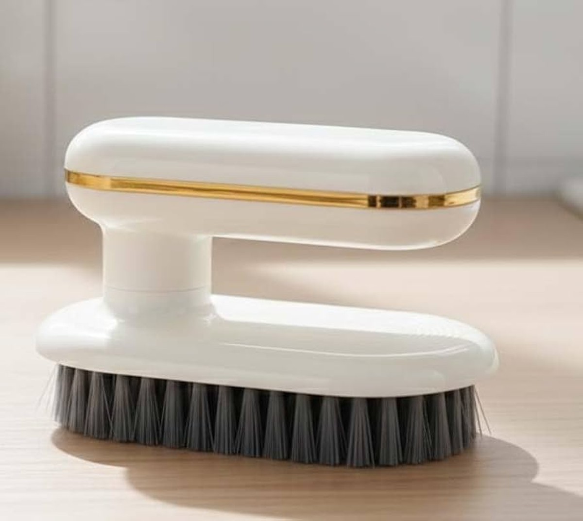 Starý ponožka, lepidlo a jedna věc: jak vyčistit nedostupné kouty