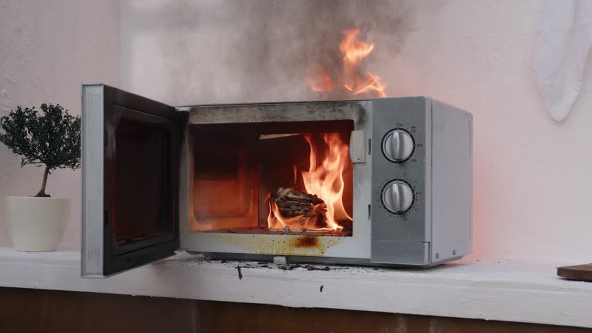 Sůl v mikrovlnce: jak zabránit explozi potravin