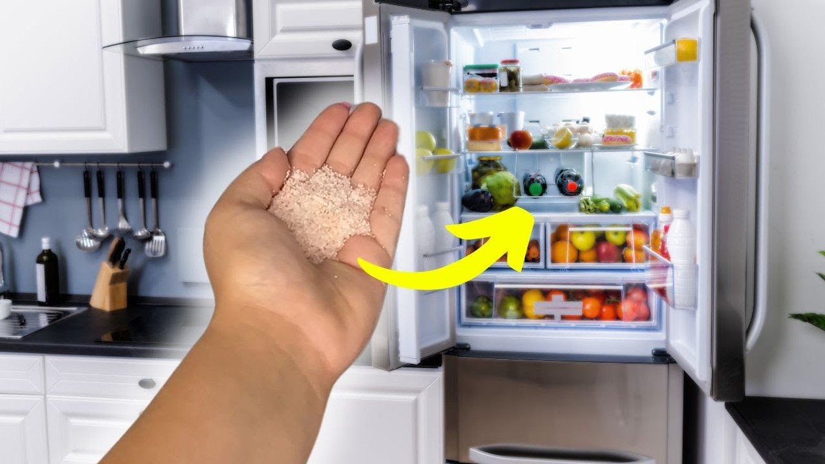 Sůl v nádobě na ledničku pohltí zápachy za 24 hodin