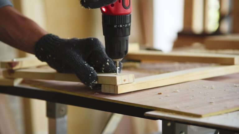 Tesaři varují: nikdy nezapomeňte na jeden krok před vrážením hřebíku