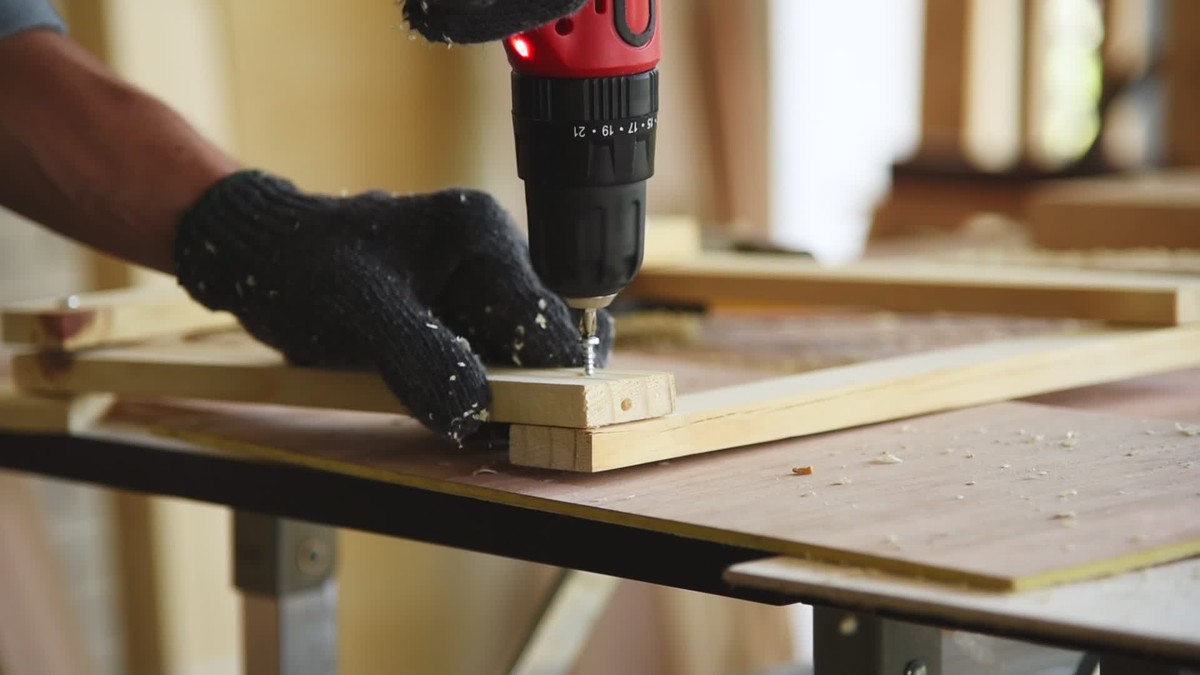 Tesaři varují: nikdy nezapomeňte na jeden krok před vrážením hřebíku