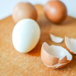 Vejce ve studené vodě s octem se louperou samy – starobylý trik, který funguje