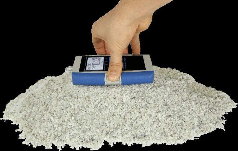 Veka soli v rohu místnosti odstraňuje vlhkost přirozeně