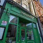 Vložte bobkový list do mouky a zapomeňte na mouchy v kuchyni