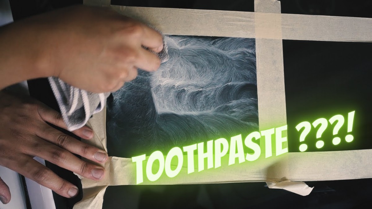 Zubní pasta na zrcadle čelního skla. Vidíte ráno jasněji bez střákaček