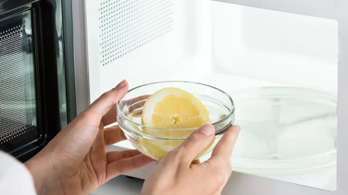 Citronová šťáva na mikrovlnné troubě: магия čištění za 5 minut - image 1