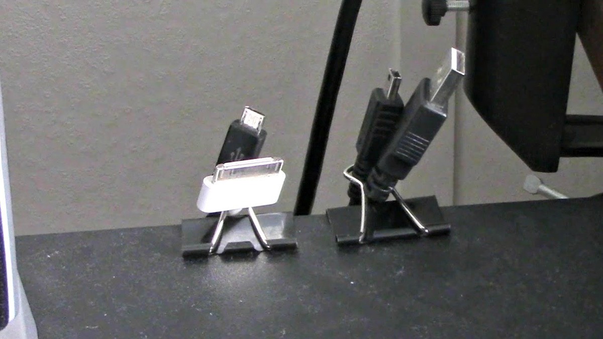 Kancelářská sponka na kabel: řešení na zmatenou zásuvku - image 1