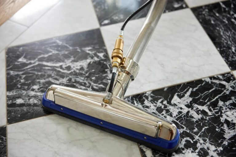 Obyčejná vidlička jako zázračný nástroj na čistění spár