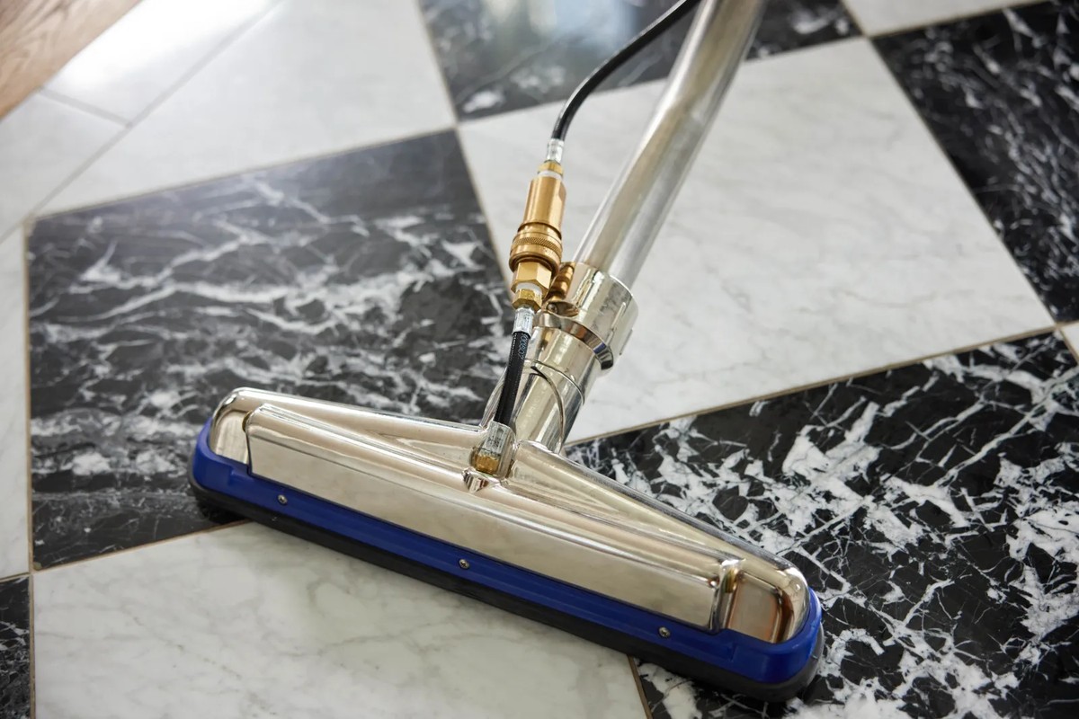 Obyčejná vidlička jako zázračný nástroj na čistění spár