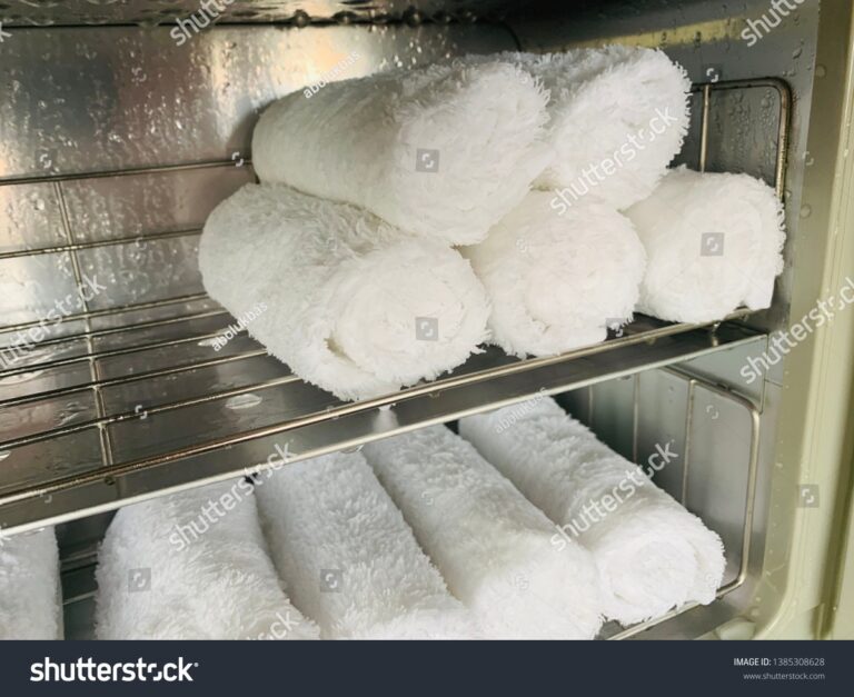 Obyčejný vlhký ručník v lednici prodlouží čerstvost zeleniny o týden